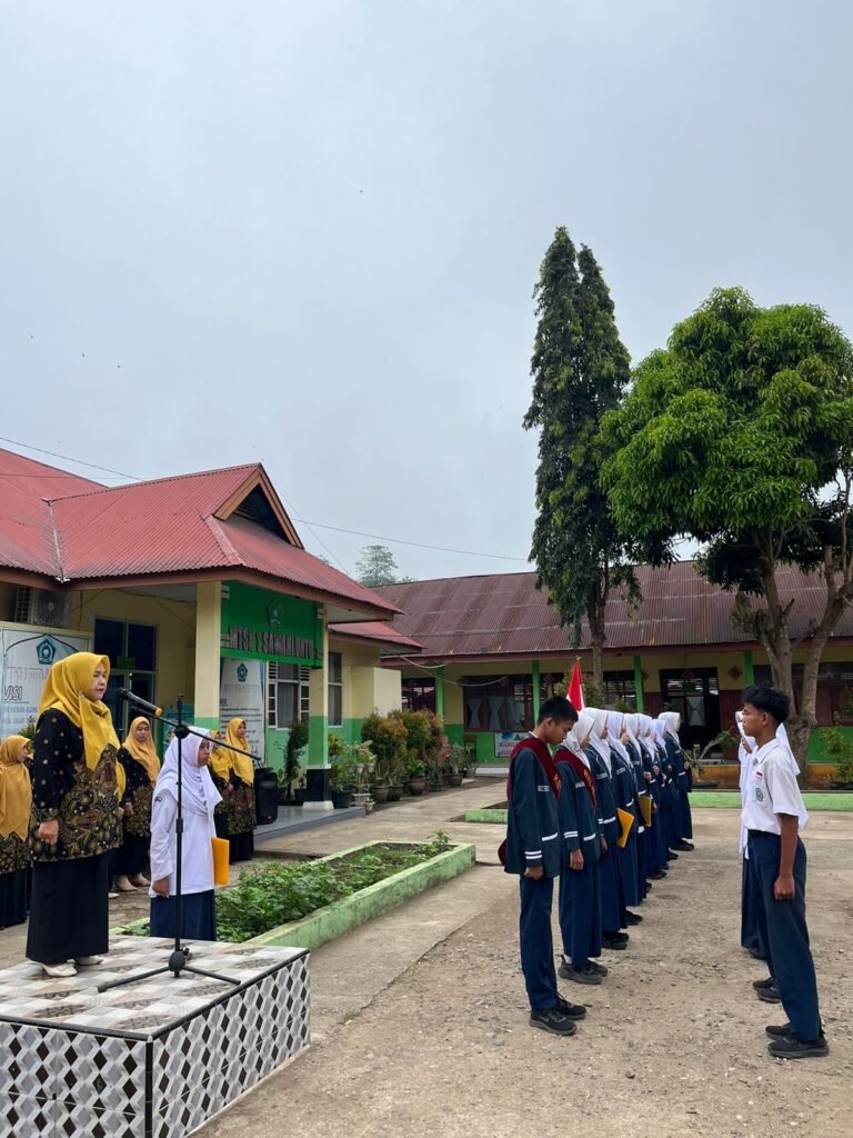 Wakil Kepala Bidang Kesiswaan MTsN 1 Kota Sawahlunto Lantik Pengurus OSIM Baru Masa Bakti 2026/2027